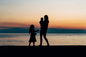 famille à la plage 